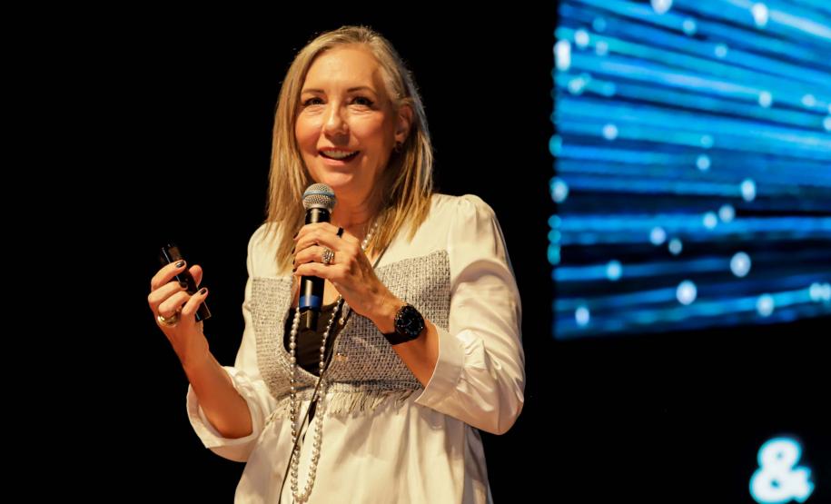 Curitiba, 22 de outubro de 2024 - O governador Carlos Massa Ratinho Junior participa, no Teatro Guaíra, do evento sobre Inteligência Artificial e Sanção da Lei de Aprovação do Plano de IA para o Serviço Público do Paraná.