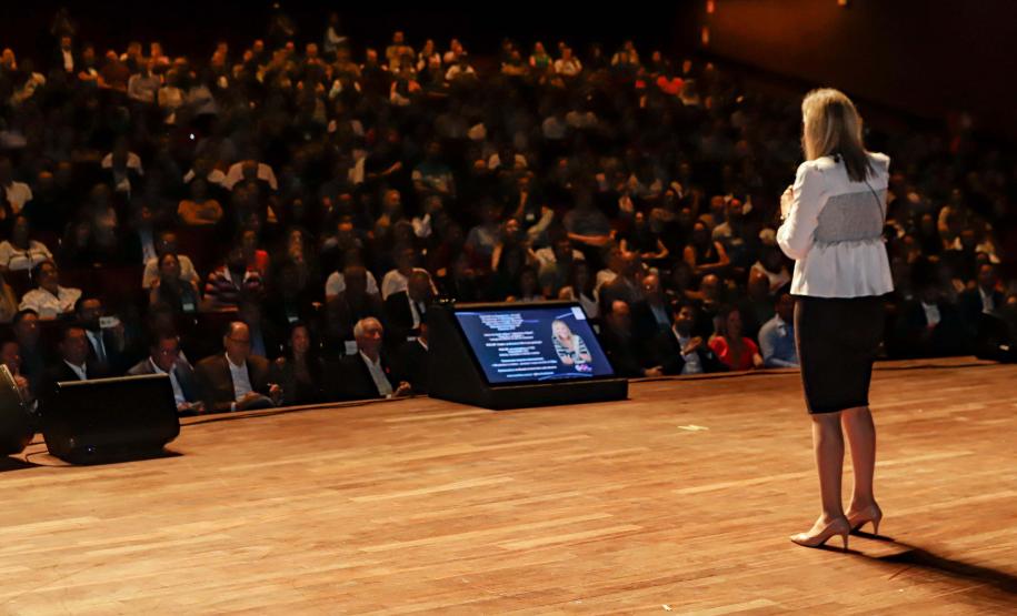 Curitiba, 22 de outubro de 2024 - O governador Carlos Massa Ratinho Junior participa, no Teatro Guaíra, do evento sobre Inteligência Artificial e Sanção da Lei de Aprovação do Plano de IA para o Serviço Público do Paraná.