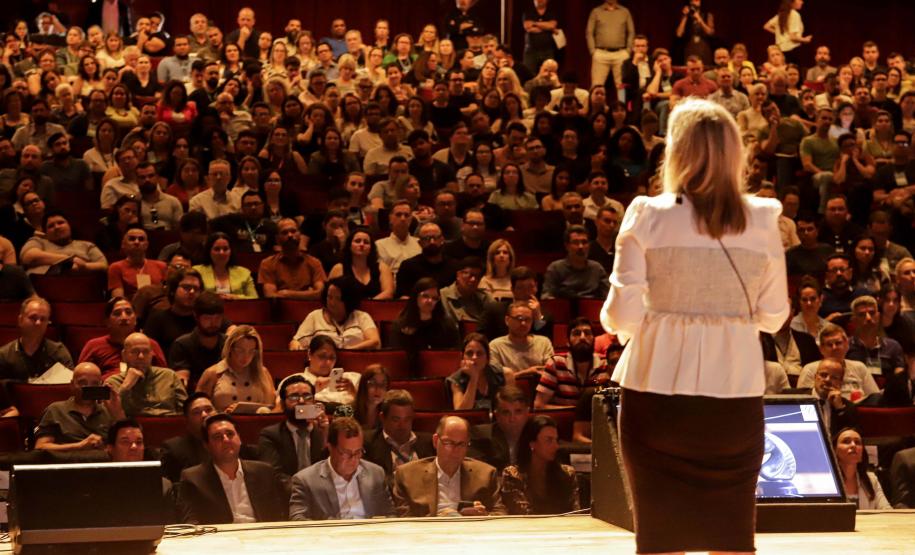 Curitiba, 22 de outubro de 2024 - O governador Carlos Massa Ratinho Junior participa, no Teatro Guaíra, do evento sobre Inteligência Artificial e Sanção da Lei de Aprovação do Plano de IA para o Serviço Público do Paraná.