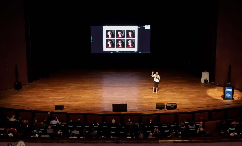 Curitiba, 22 de outubro de 2024 - O governador Carlos Massa Ratinho Junior participa, no Teatro Guaíra, do evento sobre Inteligência Artificial e Sanção da Lei de Aprovação do Plano de IA para o Serviço Público do Paraná.