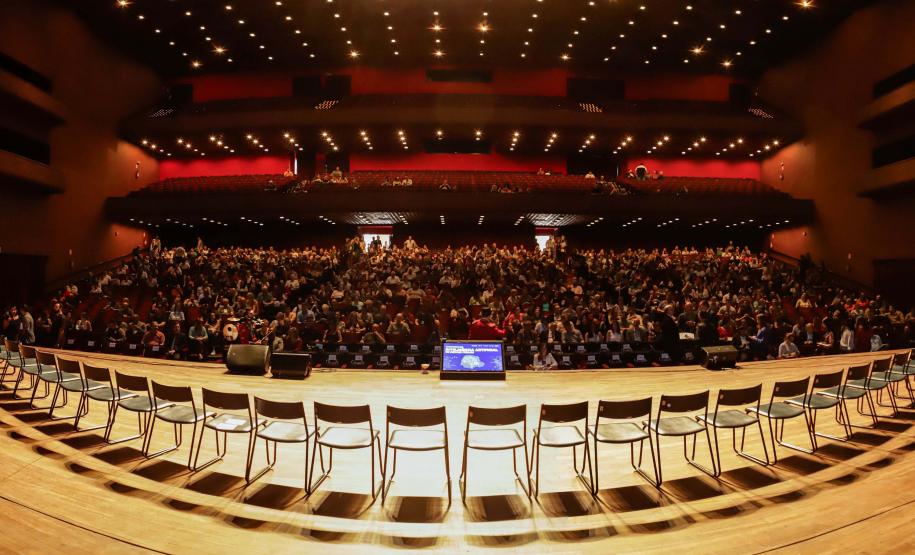 Curitiba, 22 de outubro de 2024 - O governador Carlos Massa Ratinho Junior participa, no Teatro Guaíra, do evento sobre Inteligência Artificial e Sanção da Lei de Aprovação do Plano de IA para o Serviço Público do Paraná.