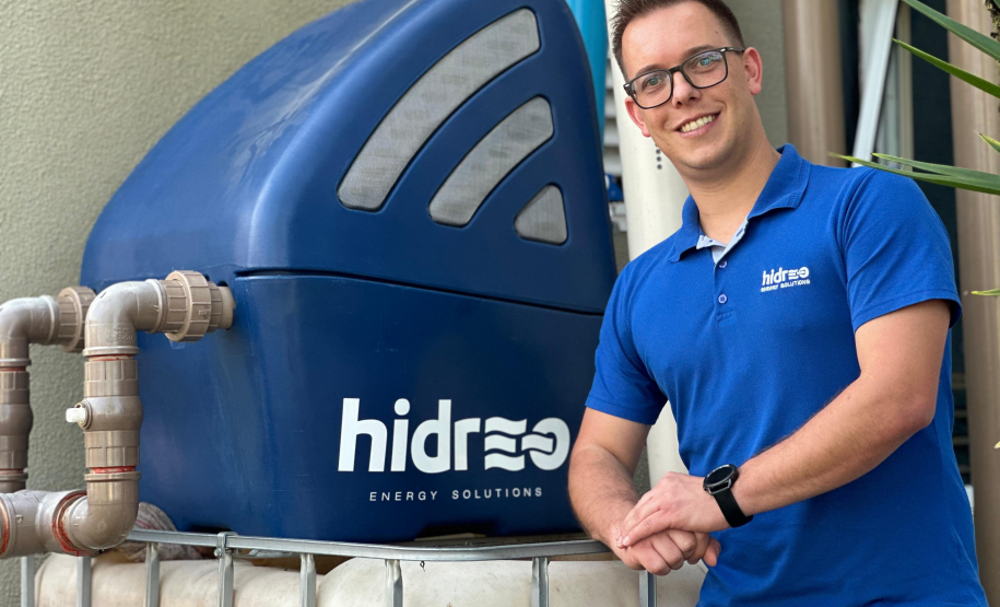 A Hidreo, de Curitiba, criou hidrelétricas de pequeno porte, menores que um frigobar, suficientes para abastecer uma residência ou até quatro casas de forma sustentável. Empresa faz parte das 68 startups aprovadas no edital de 2023 do programa Paraná Anjo Inovador. Com o dinheiro, ela pôde aperfeiçoar seus produtos para atender novas demandas.