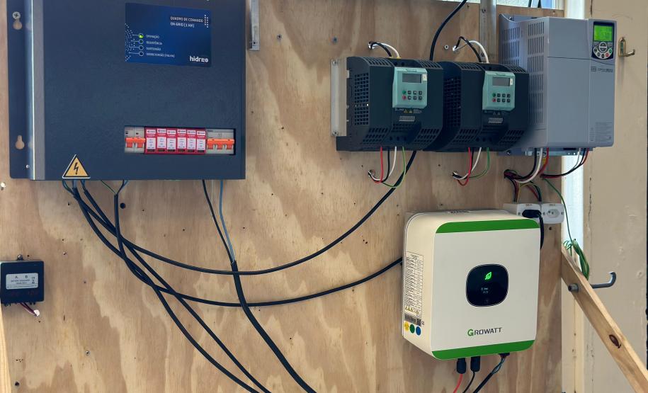 A Hidreo, de Curitiba, criou hidrelétricas de pequeno porte, menores que um frigobar, suficientes para abastecer uma residência ou até quatro casas de forma sustentável. Empresa faz parte das 68 startups aprovadas no edital de 2023 do programa Paraná Anjo Inovador. Com o dinheiro, ela pôde aperfeiçoar seus produtos para atender novas demandas.