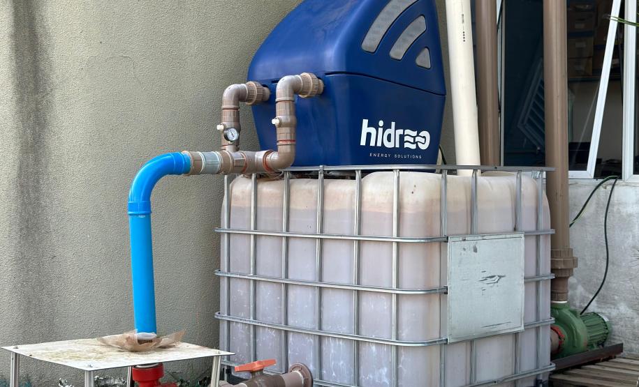 A Hidreo, de Curitiba, criou hidrelétricas de pequeno porte, menores que um frigobar, suficientes para abastecer uma residência ou até quatro casas de forma sustentável. Empresa faz parte das 68 startups aprovadas no edital de 2023 do programa Paraná Anjo Inovador. Com o dinheiro, ela pôde aperfeiçoar seus produtos para atender novas demandas.