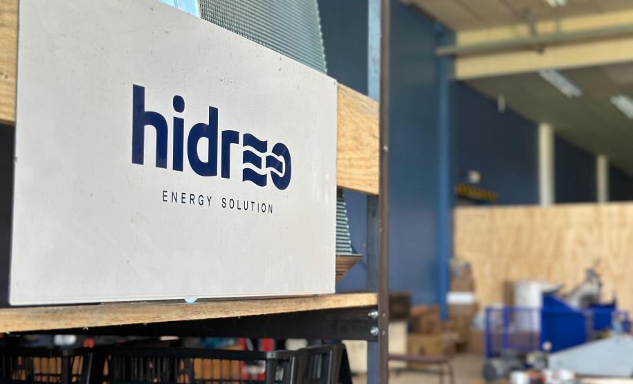 A Hidreo, de Curitiba, criou hidrelétricas de pequeno porte, menores que um frigobar, suficientes para abastecer uma residência ou até quatro casas de forma sustentável. Empresa faz parte das 68 startups aprovadas no edital de 2023 do programa Paraná Anjo Inovador. Com o dinheiro, ela pôde aperfeiçoar seus produtos para atender novas demandas.