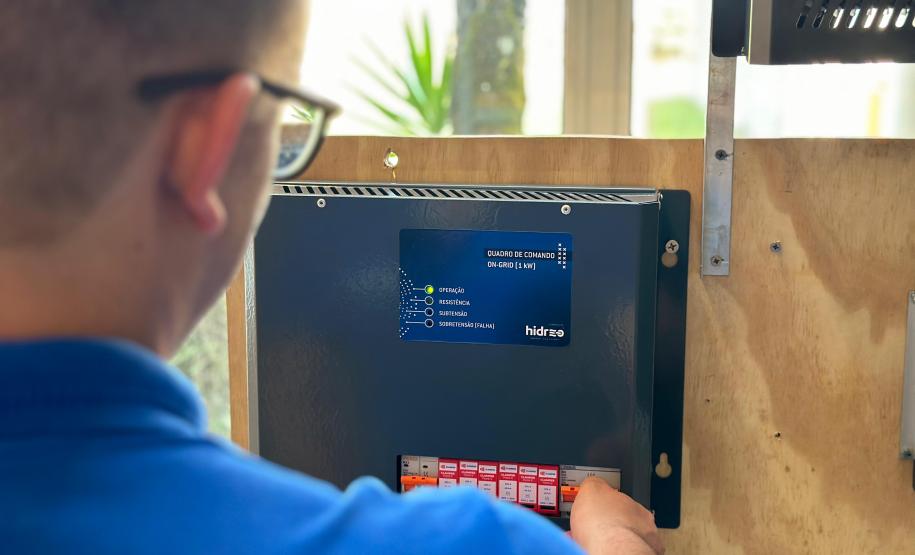 A Hidreo, de Curitiba, criou hidrelétricas de pequeno porte, menores que um frigobar, suficientes para abastecer uma residência ou até quatro casas de forma sustentável. Empresa faz parte das 68 startups aprovadas no edital de 2023 do programa Paraná Anjo Inovador. Com o dinheiro, ela pôde aperfeiçoar seus produtos para atender novas demandas.