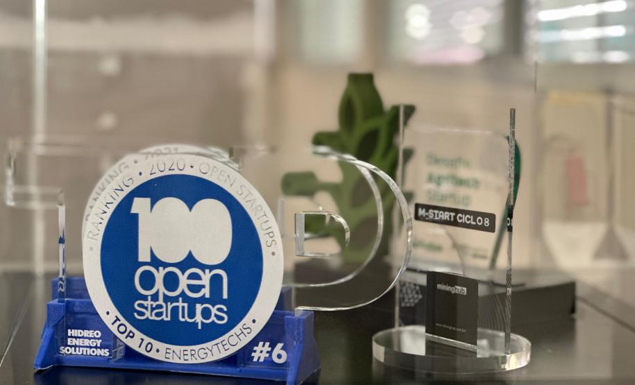 A Hidreo, de Curitiba, criou hidrelétricas de pequeno porte, menores que um frigobar, suficientes para abastecer uma residência ou até quatro casas de forma sustentável. Empresa faz parte das 68 startups aprovadas no edital de 2023 do programa Paraná Anjo Inovador. Com o dinheiro, ela pôde aperfeiçoar seus produtos para atender novas demandas.