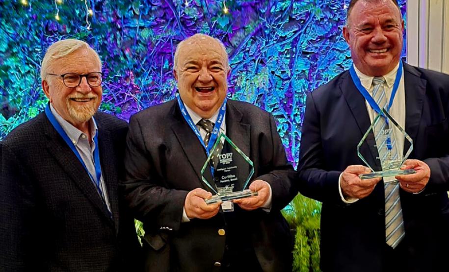 Curitiba e Assaí recebem em Barcelona o título de cidades inteligentes. Na foto, o CEO do ICF, John Jung; prefeito Rafael Greca e o prefeito de Assaí, Tuti Bontempo.