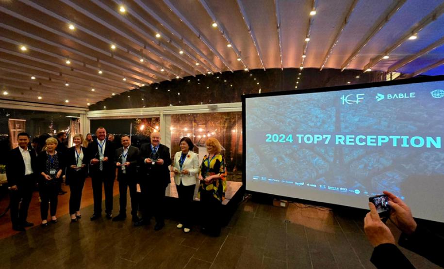 Entre as mais inteligentes do mundo, Curitiba e Assaí recebem troféu em Barcelona