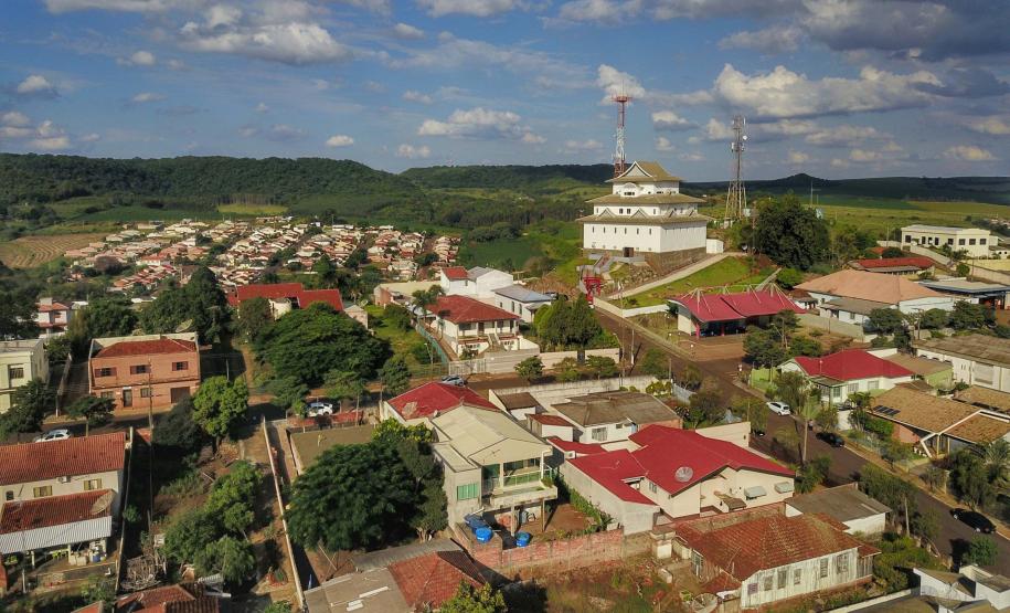 Entre as mais inteligentes do mundo, Curitiba e Assaí recebem troféu em Barcelona