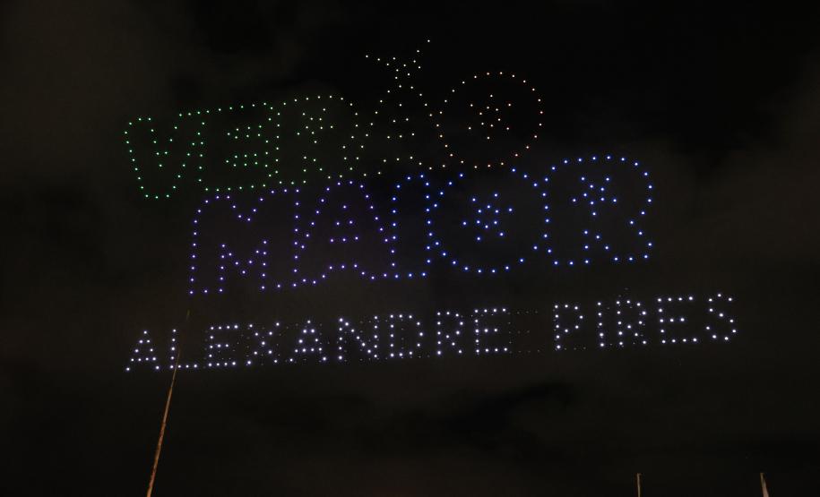 Com o céu iluminado por mais de 600 drones, o Governo do Estado deu o pontapé inicial para a maior edição da história do Verão Maior Paraná. A cerimônia de lançamento, que aconteceu nesta quarta-feira (27), contou com a presença do governador Carlos Massa Ratinho Junior.