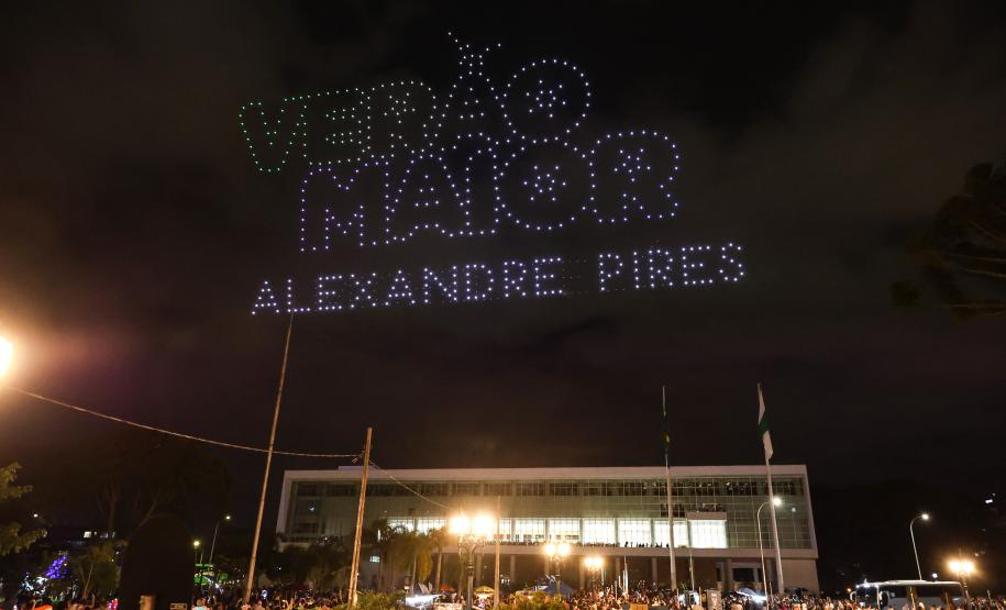 Com o céu iluminado por mais de 600 drones, o Governo do Estado deu o pontapé inicial para a maior edição da história do Verão Maior Paraná. A cerimônia de lançamento, que aconteceu nesta quarta-feira (27), contou com a presença do governador Carlos Massa Ratinho Junior.
