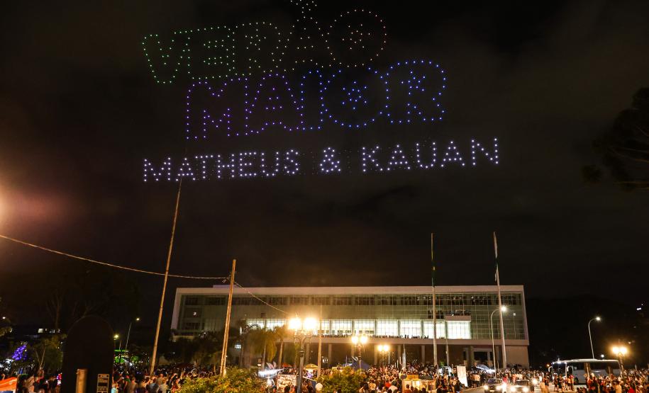 Com o céu iluminado por mais de 600 drones, o Governo do Estado deu o pontapé inicial para a maior edição da história do Verão Maior Paraná. A cerimônia de lançamento, que aconteceu nesta quarta-feira (27), contou com a presença do governador Carlos Massa Ratinho Junior.