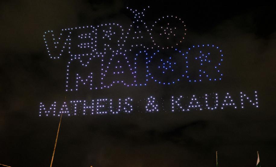 Com o céu iluminado por mais de 600 drones, o Governo do Estado deu o pontapé inicial para a maior edição da história do Verão Maior Paraná. A cerimônia de lançamento, que aconteceu nesta quarta-feira (27), contou com a presença do governador Carlos Massa Ratinho Junior.