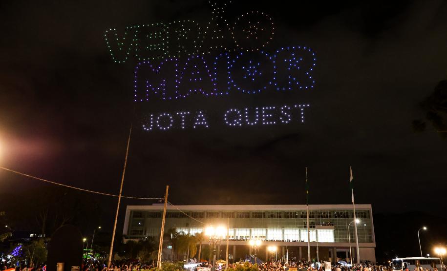 Com o céu iluminado por mais de 600 drones, o Governo do Estado deu o pontapé inicial para a maior edição da história do Verão Maior Paraná. A cerimônia de lançamento, que aconteceu nesta quarta-feira (27), contou com a presença do governador Carlos Massa Ratinho Junior.