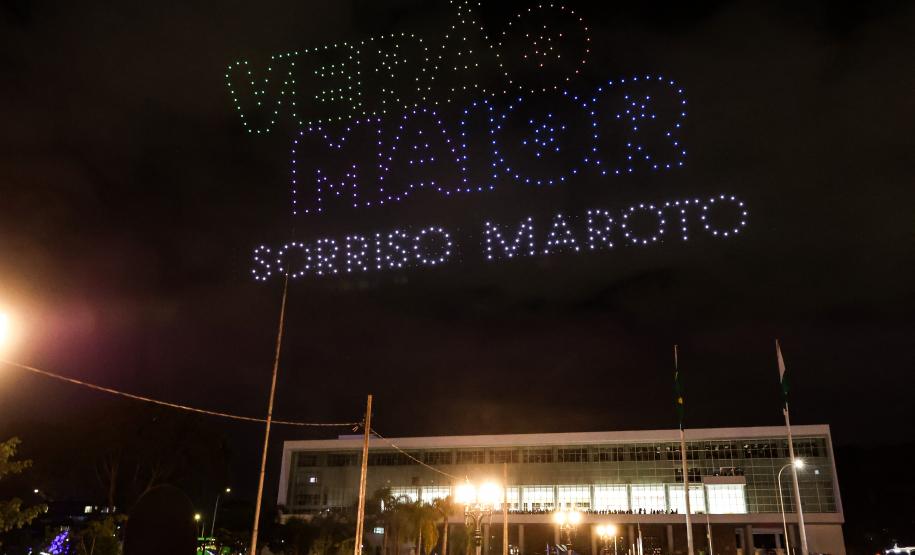 Com o céu iluminado por mais de 600 drones, o Governo do Estado deu o pontapé inicial para a maior edição da história do Verão Maior Paraná. A cerimônia de lançamento, que aconteceu nesta quarta-feira (27), contou com a presença do governador Carlos Massa Ratinho Junior.