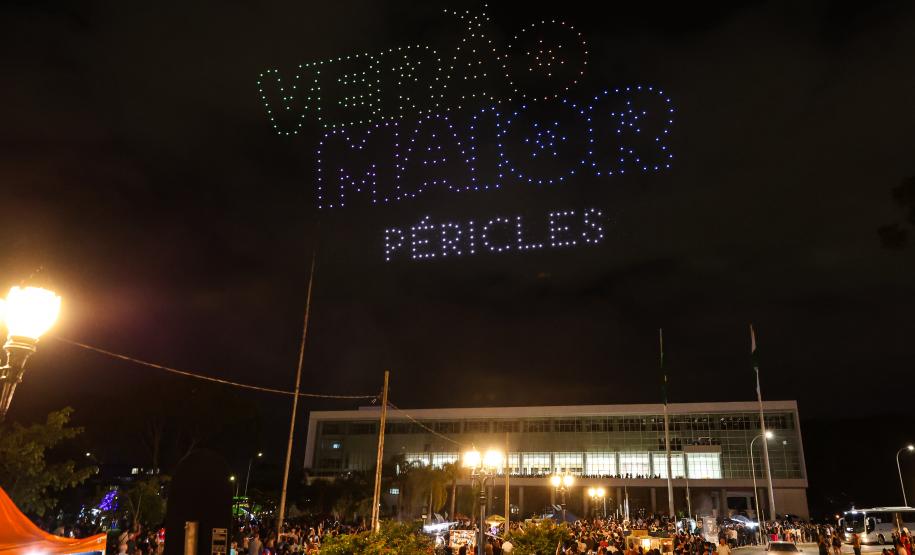 Com o céu iluminado por mais de 600 drones, o Governo do Estado deu o pontapé inicial para a maior edição da história do Verão Maior Paraná. A cerimônia de lançamento, que aconteceu nesta quarta-feira (27), contou com a presença do governador Carlos Massa Ratinho Junior.