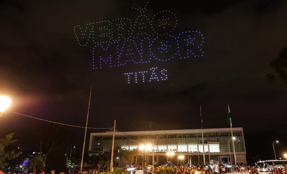 Com o céu iluminado por mais de 600 drones, o Governo do Estado deu o pontapé inicial para a maior edição da história do Verão Maior Paraná. A cerimônia de lançamento, que aconteceu nesta quarta-feira (27), contou com a presença do governador Carlos Massa Ratinho Junior.