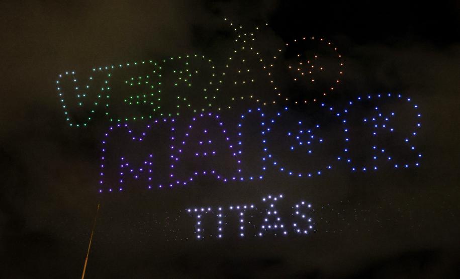 Com o céu iluminado por mais de 600 drones, o Governo do Estado deu o pontapé inicial para a maior edição da história do Verão Maior Paraná. A cerimônia de lançamento, que aconteceu nesta quarta-feira (27), contou com a presença do governador Carlos Massa Ratinho Junior.