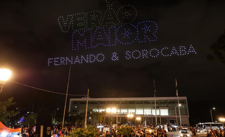 Com o céu iluminado por mais de 600 drones, o Governo do Estado deu o pontapé inicial para a maior edição da história do Verão Maior Paraná. A cerimônia de lançamento, que aconteceu nesta quarta-feira (27), contou com a presença do governador Carlos Massa Ratinho Junior.