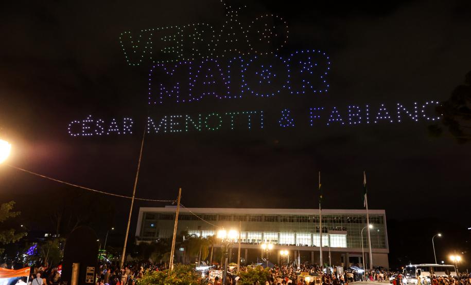 Com o céu iluminado por mais de 600 drones, o Governo do Estado deu o pontapé inicial para a maior edição da história do Verão Maior Paraná. A cerimônia de lançamento, que aconteceu nesta quarta-feira (27), contou com a presença do governador Carlos Massa Ratinho Junior.