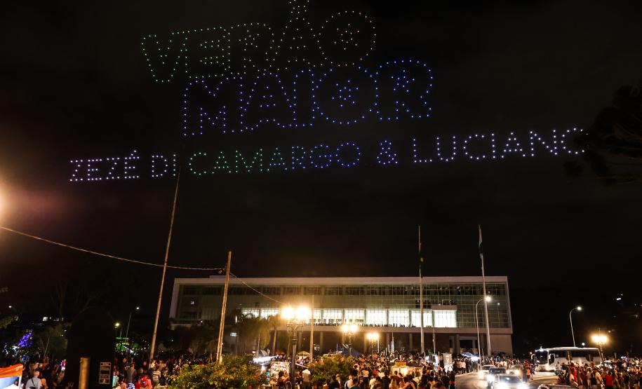 Com o céu iluminado por mais de 600 drones, o Governo do Estado deu o pontapé inicial para a maior edição da história do Verão Maior Paraná. A cerimônia de lançamento, que aconteceu nesta quarta-feira (27), contou com a presença do governador Carlos Massa Ratinho Junior.
