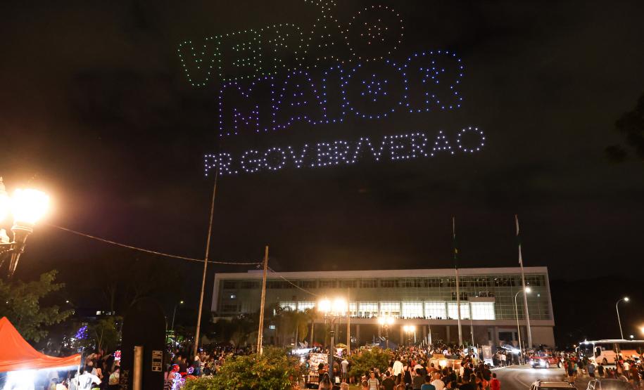 Com o céu iluminado por mais de 600 drones, o Governo do Estado deu o pontapé inicial para a maior edição da história do Verão Maior Paraná. A cerimônia de lançamento, que aconteceu nesta quarta-feira (27), contou com a presença do governador Carlos Massa Ratinho Junior.