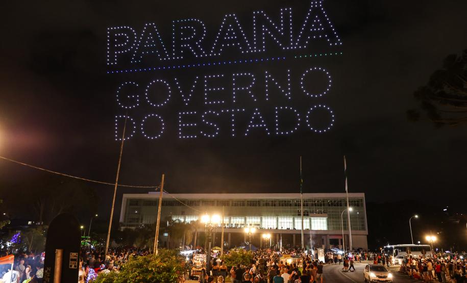Com o céu iluminado por mais de 600 drones, o Governo do Estado deu o pontapé inicial para a maior edição da história do Verão Maior Paraná. A cerimônia de lançamento, que aconteceu nesta quarta-feira (27), contou com a presença do governador Carlos Massa Ratinho Junior.
