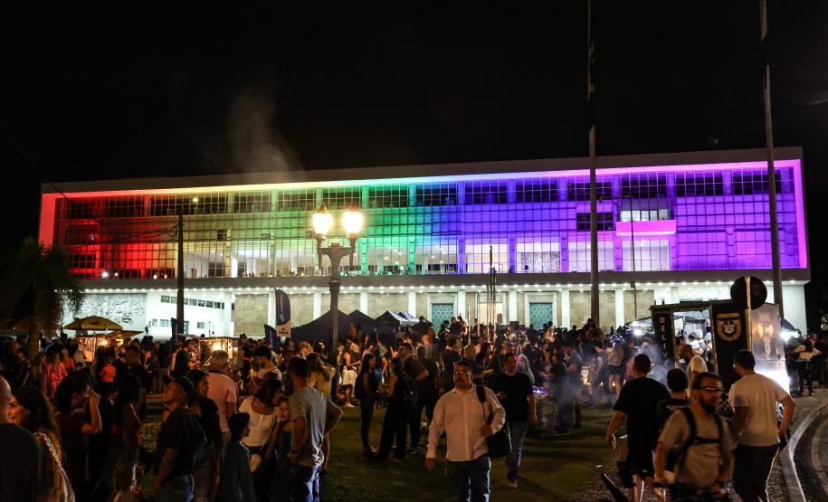 Com o céu iluminado por mais de 600 drones, o Governo do Estado deu o pontapé inicial para a maior edição da história do Verão Maior Paraná. A cerimônia de lançamento, que aconteceu nesta quarta-feira (27), contou com a presença do governador Carlos Massa Ratinho Junior.