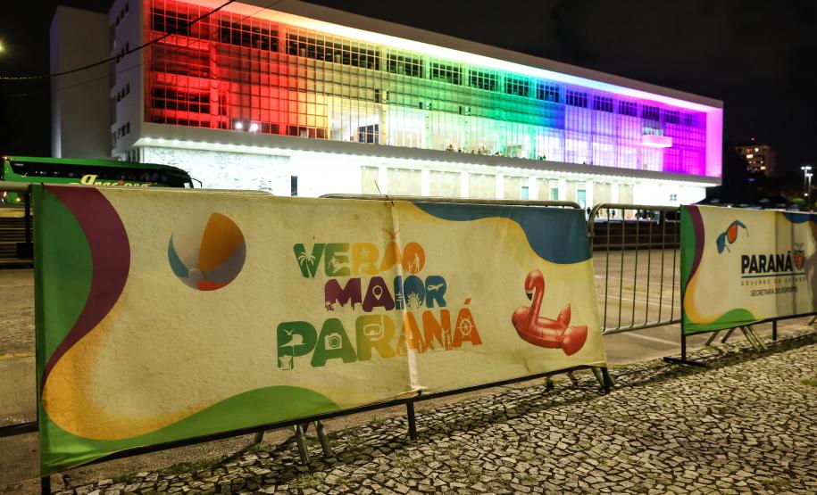 Com o céu iluminado por mais de 600 drones, o Governo do Estado deu o pontapé inicial para a maior edição da história do Verão Maior Paraná. A cerimônia de lançamento, que aconteceu nesta quarta-feira (27), contou com a presença do governador Carlos Massa Ratinho Junior.