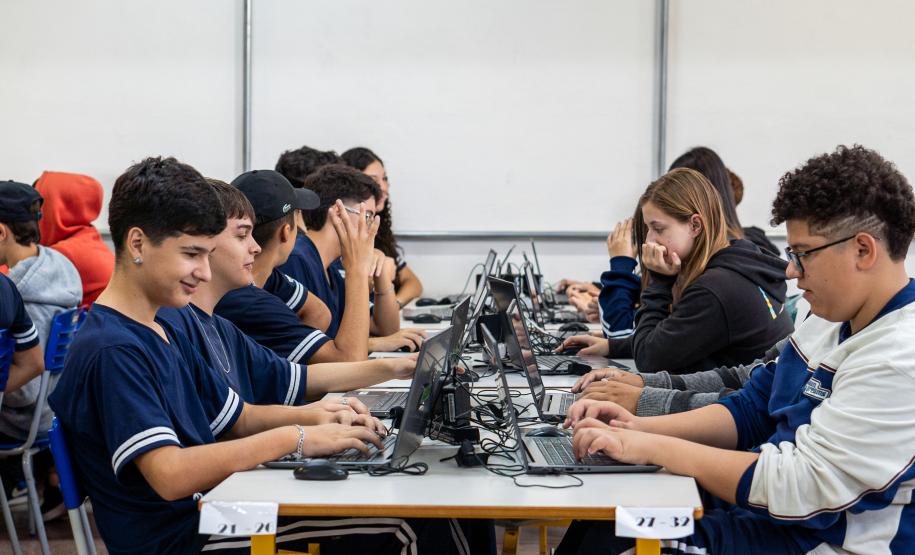 Olimpíada de Inteligência Artificial: Governo do Paraná vai apoiar estudantes em competição global de IA