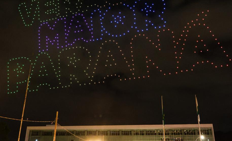 Com o céu iluminado por mais de 600 drones, o Governo do Estado deu o pontapé inicial para a maior edição da história do Verão Maior Paraná. A cerimônia de lançamento, que aconteceu nesta quarta-feira (27), contou com a presença do governador Carlos Massa Ratinho Junior.