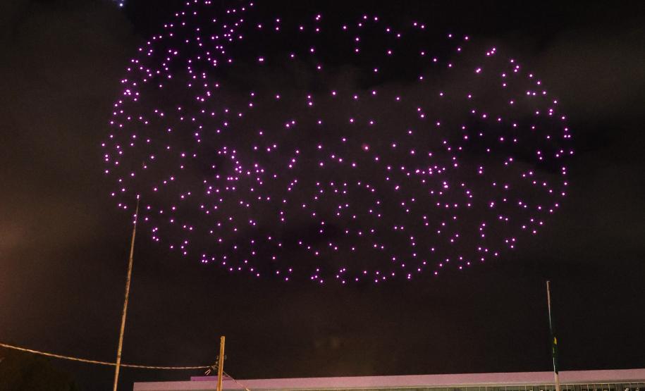 Com o céu iluminado por mais de 600 drones, o Governo do Estado deu o pontapé inicial para a maior edição da história do Verão Maior Paraná. A cerimônia de lançamento, que aconteceu nesta quarta-feira (27), contou com a presença do governador Carlos Massa Ratinho Junior.