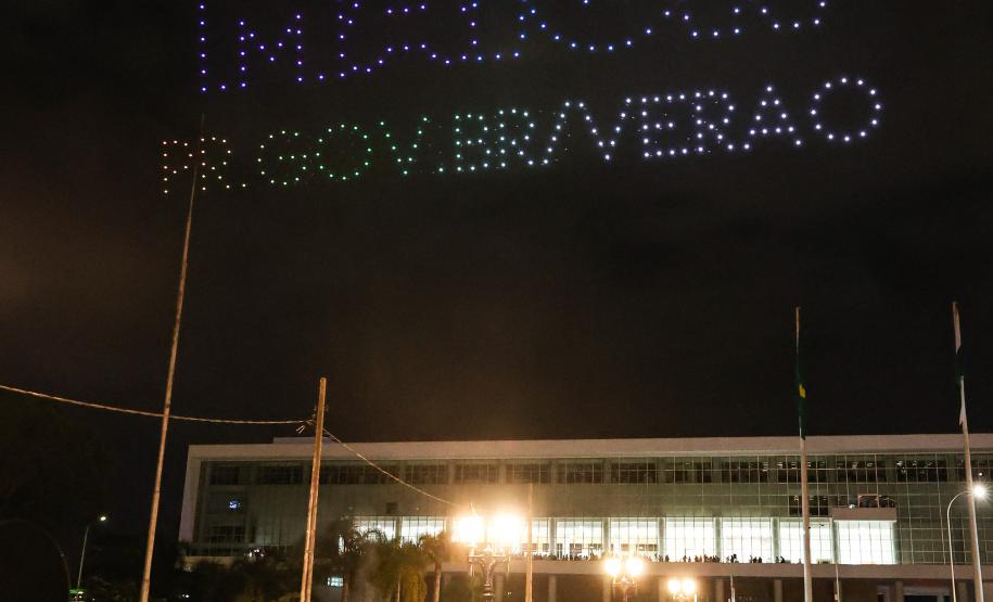 Com o céu iluminado por mais de 600 drones, o Governo do Estado deu o pontapé inicial para a maior edição da história do Verão Maior Paraná. A cerimônia de lançamento, que aconteceu nesta quarta-feira (27), contou com a presença do governador Carlos Massa Ratinho Junior.