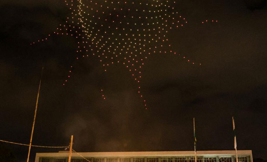 Com o céu iluminado por mais de 600 drones, o Governo do Estado deu o pontapé inicial para a maior edição da história do Verão Maior Paraná. A cerimônia de lançamento, que aconteceu nesta quarta-feira (27), contou com a presença do governador Carlos Massa Ratinho Junior.