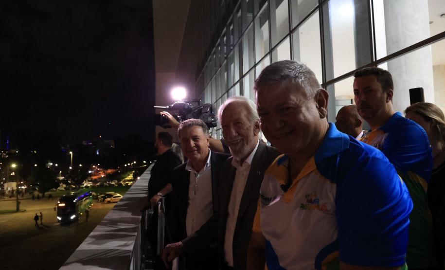 Com o céu iluminado por mais de 600 drones, o Governo do Estado deu o pontapé inicial para a maior edição da história do Verão Maior Paraná. A cerimônia de lançamento, que aconteceu nesta quarta-feira (27), contou com a presença do governador Carlos Massa Ratinho Junior.