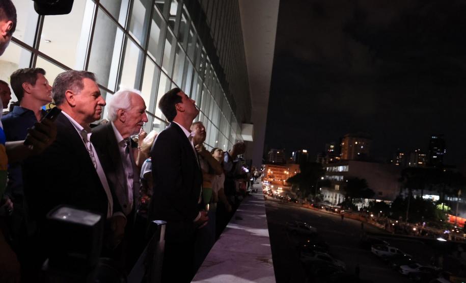 Com o céu iluminado por mais de 600 drones, o Governo do Estado deu o pontapé inicial para a maior edição da história do Verão Maior Paraná. A cerimônia de lançamento, que aconteceu nesta quarta-feira (27), contou com a presença do governador Carlos Massa Ratinho Junior.