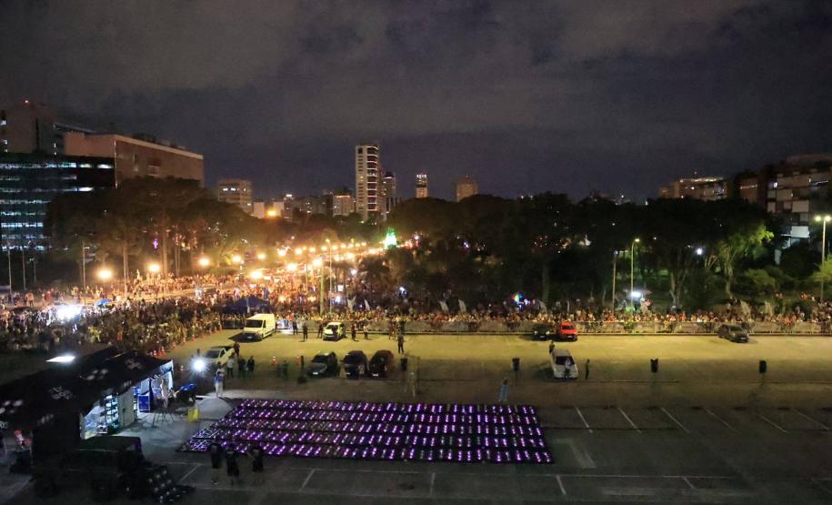 Com o céu iluminado por mais de 600 drones, o Governo do Estado deu o pontapé inicial para a maior edição da história do Verão Maior Paraná. A cerimônia de lançamento, que aconteceu nesta quarta-feira (27), contou com a presença do governador Carlos Massa Ratinho Junior.