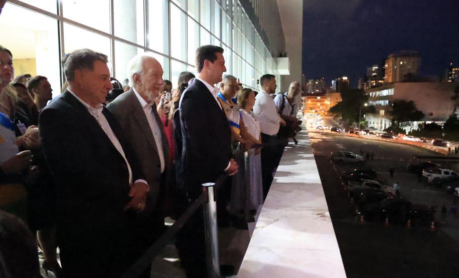 Com o céu iluminado por mais de 600 drones, o Governo do Estado deu o pontapé inicial para a maior edição da história do Verão Maior Paraná. A cerimônia de lançamento, que aconteceu nesta quarta-feira (27), contou com a presença do governador Carlos Massa Ratinho Junior.