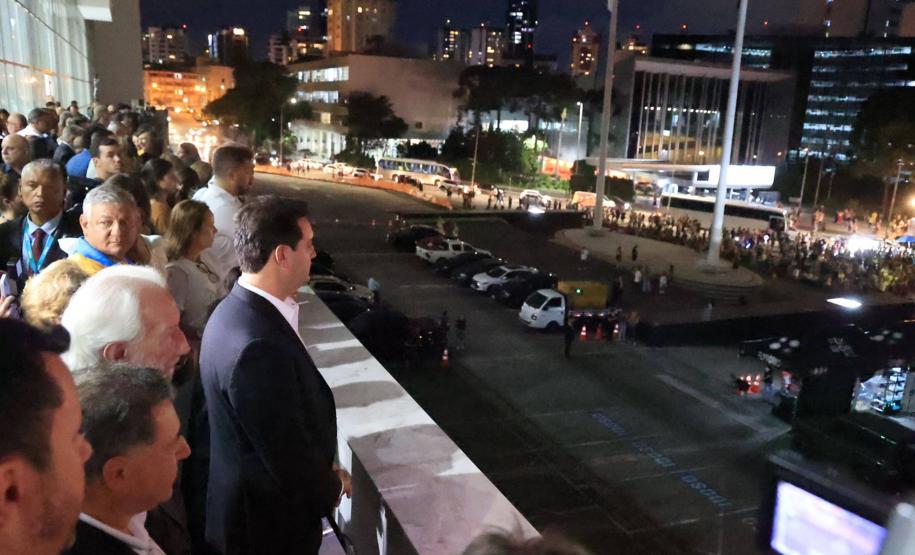 Com o céu iluminado por mais de 600 drones, o Governo do Estado deu o pontapé inicial para a maior edição da história do Verão Maior Paraná. A cerimônia de lançamento, que aconteceu nesta quarta-feira (27), contou com a presença do governador Carlos Massa Ratinho Junior.