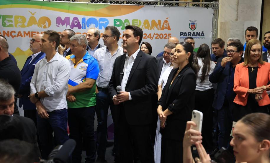 Com o céu iluminado por mais de 600 drones, o Governo do Estado deu o pontapé inicial para a maior edição da história do Verão Maior Paraná. A cerimônia de lançamento, que aconteceu nesta quarta-feira (27), contou com a presença do governador Carlos Massa Ratinho Junior.