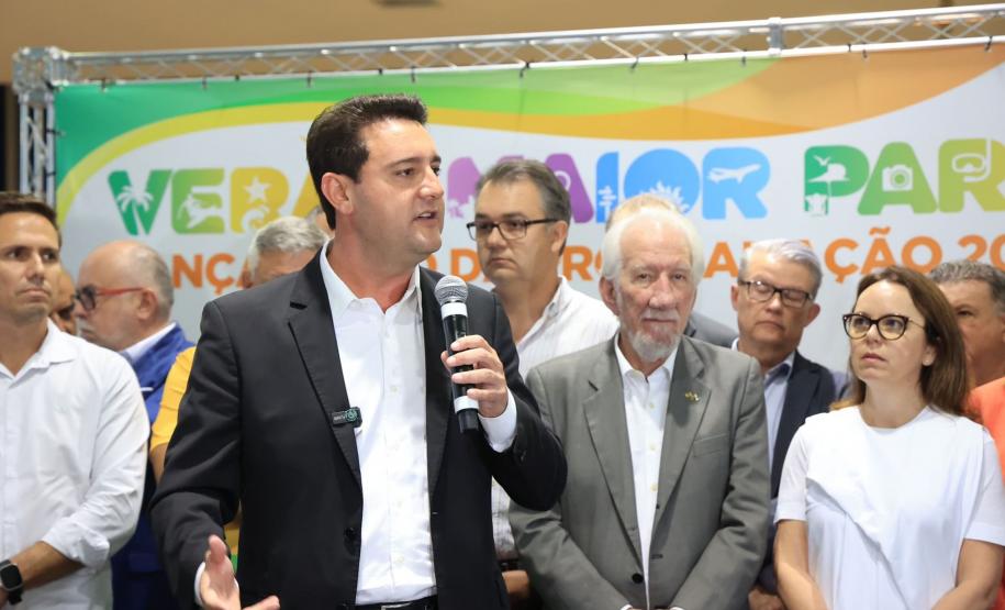 Com o céu iluminado por mais de 600 drones, o Governo do Estado deu o pontapé inicial para a maior edição da história do Verão Maior Paraná. A cerimônia de lançamento, que aconteceu nesta quarta-feira (27), contou com a presença do governador Carlos Massa Ratinho Junior.