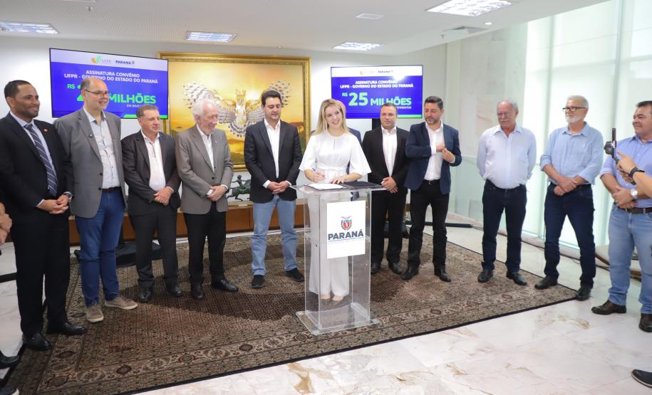 O governador Carlos Massa Ratinho Junior assinou nesta segunda-feira (02) o convênio entre o Governo do Estado e a Universidade Federal do Paraná (UFPR) para construção da sede própria da instituição em Jandaia do Sul, no Vale do Ivaí.