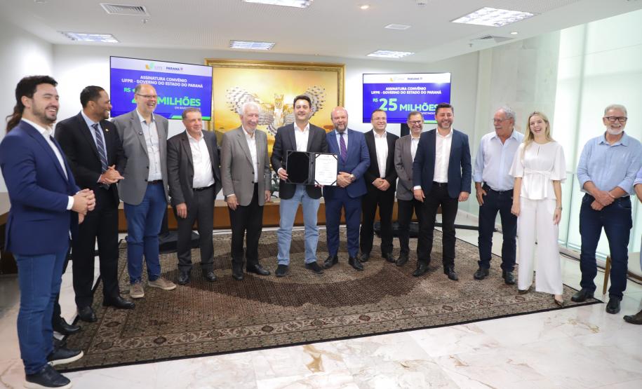 O governador Carlos Massa Ratinho Junior assinou nesta segunda-feira (02) o convênio entre o Governo do Estado e a Universidade Federal do Paraná (UFPR) para construção da sede própria da instituição em Jandaia do Sul, no Vale do Ivaí.