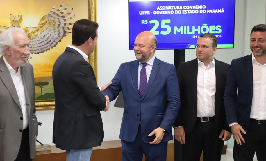 O governador Carlos Massa Ratinho Junior assinou nesta segunda-feira (02) o convênio entre o Governo do Estado e a Universidade Federal do Paraná (UFPR) para construção da sede própria da instituição em Jandaia do Sul, no Vale do Ivaí.