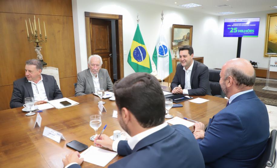O governador Carlos Massa Ratinho Junior assinou nesta segunda-feira (02) o convênio entre o Governo do Estado e a Universidade Federal do Paraná (UFPR) para construção da sede própria da instituição em Jandaia do Sul, no Vale do Ivaí.