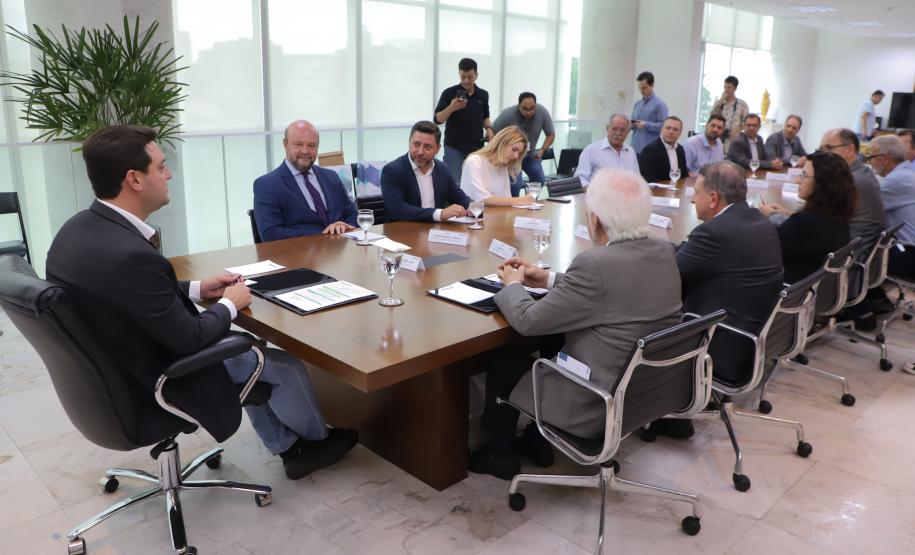 O governador Carlos Massa Ratinho Junior assinou nesta segunda-feira (02) o convênio entre o Governo do Estado e a Universidade Federal do Paraná (UFPR) para construção da sede própria da instituição em Jandaia do Sul, no Vale do Ivaí.