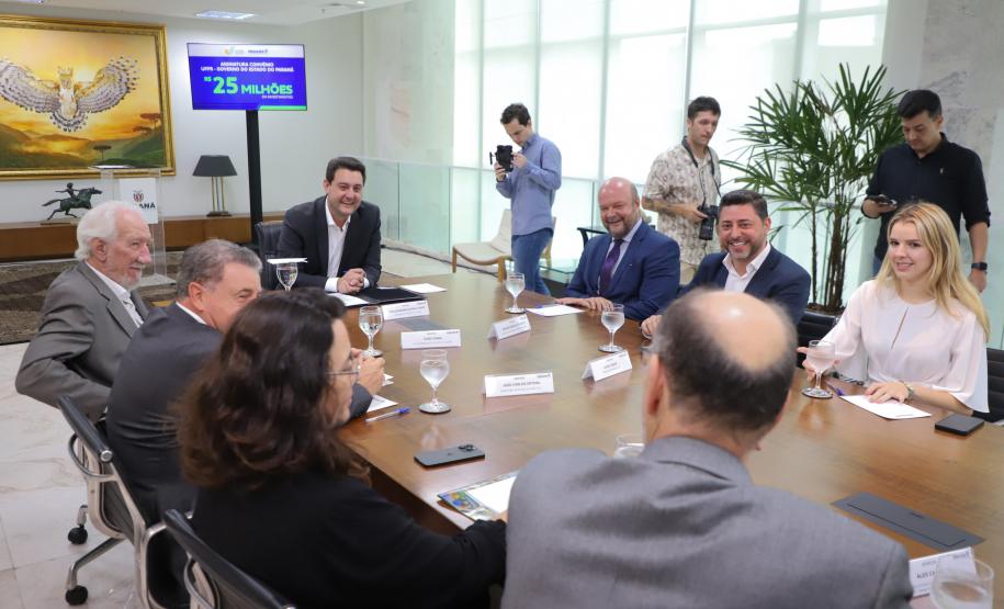 O governador Carlos Massa Ratinho Junior assinou nesta segunda-feira (02) o convênio entre o Governo do Estado e a Universidade Federal do Paraná (UFPR) para construção da sede própria da instituição em Jandaia do Sul, no Vale do Ivaí.