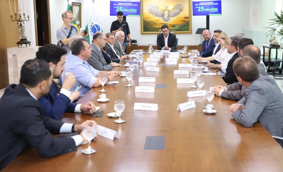 O governador Carlos Massa Ratinho Junior assinou nesta segunda-feira (02) o convênio entre o Governo do Estado e a Universidade Federal do Paraná (UFPR) para construção da sede própria da instituição em Jandaia do Sul, no Vale do Ivaí.