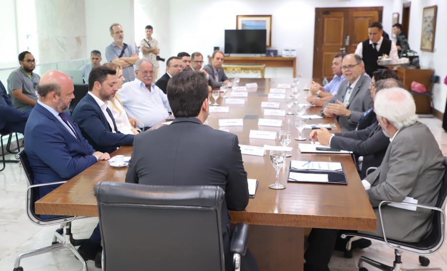 O governador Carlos Massa Ratinho Junior assinou nesta segunda-feira (02) o convênio entre o Governo do Estado e a Universidade Federal do Paraná (UFPR) para construção da sede própria da instituição em Jandaia do Sul, no Vale do Ivaí.